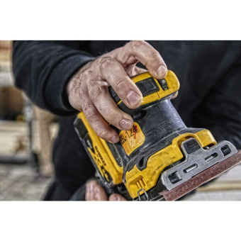 Виброшлифмашина DeWalt DCW200N-XJ (18 В XR, 1/4'' б/бат и ЗУ)