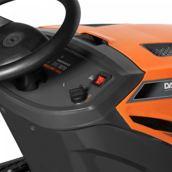 Райдер DAEWOO DWT 1020 (18л.с, 452см3, 102см, гидрост. трансм., эл.запуск,270л, 30-90мм,6реж.,220кг)